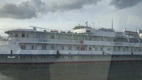 Подходим к ЮРВ мимо т/х БОРОДИНО