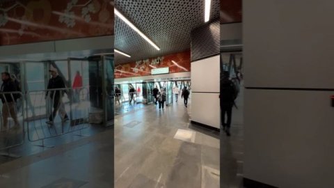 В восемь часов утра в Москве, на станции метро «Мичуринский проспект», уже кипит жизнь.🚇☀️ жизнь🧬