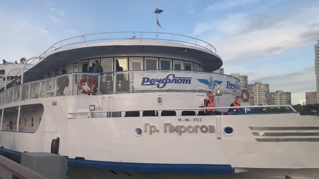 т/х ГРИГОРИЙ ПИРОГОВ швартуется к причалу ЮРВ