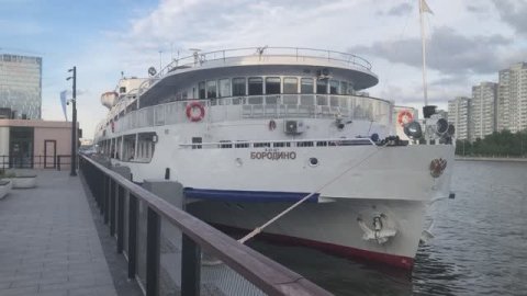 т/х БОРОДИНО у причала ЮРВ
