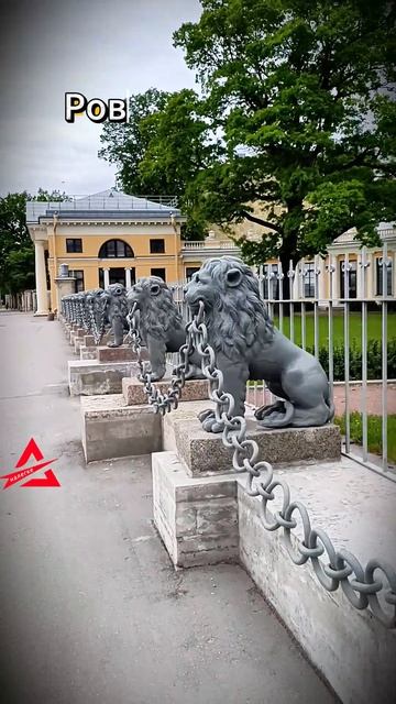 Львы на Свердловской набережной в Санкт-Петербурге