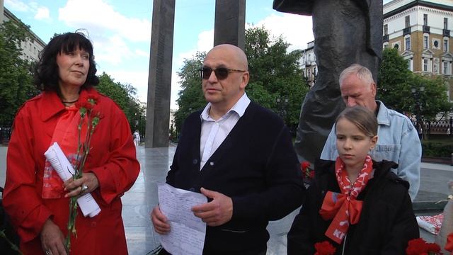 Цветы - Надежде Крупской