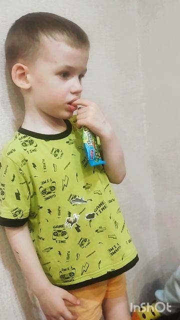 Весёлый момент с конфетой.