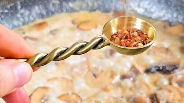 Нежная курица в сливочном чесночном соусе со шпинатом