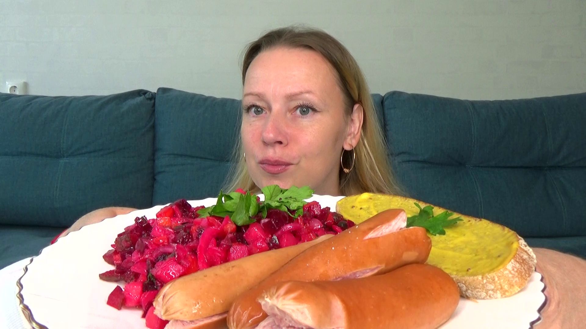 Мукбанг вкусняцкий сосиски с сыром, винегрет без горошка, бутерброд с горчицкой. Еда вкуснота.