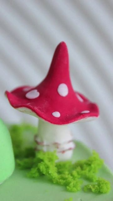 Только посмотрите, какой изысканный и аккуратный декор можно создать с помощью мастики! ✨