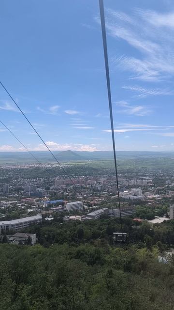 Подъем на вершину горы Машук в Пятигорске в вагончике канатной дороги