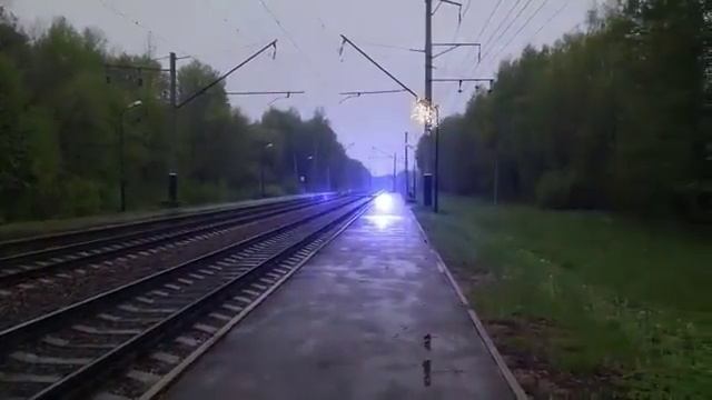 Редкий случай. Повстречали шаровую молнию у железной дороги.