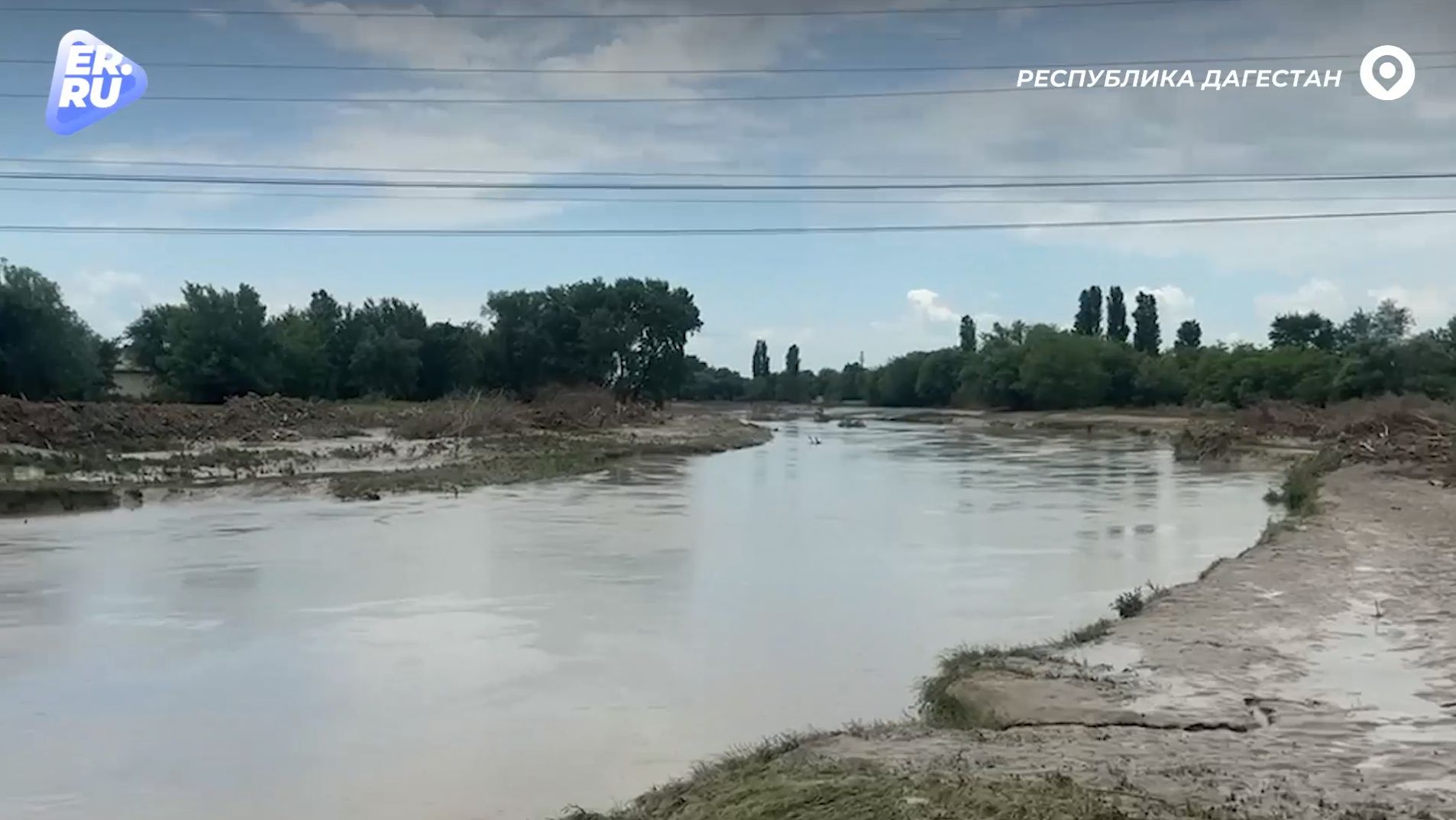 После мощного ливня на Северном Кавказе волонтёры лагеря «Дагестанский рубеж» укрепляли берег реки