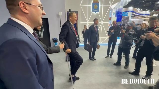 Глава Ленобласти пришел на ПМЭФ на костылях