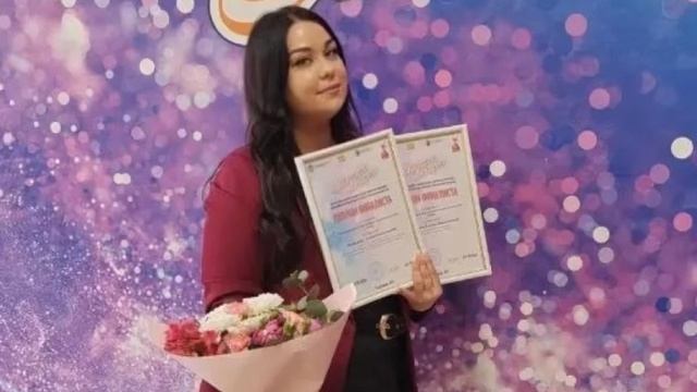 Елена Комарова / Образование