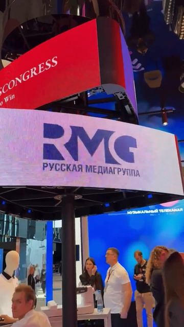 Стенд «Русского Радио» на ПМЭФ-2026 привлекает внимание гостей необычными технологиями ✨