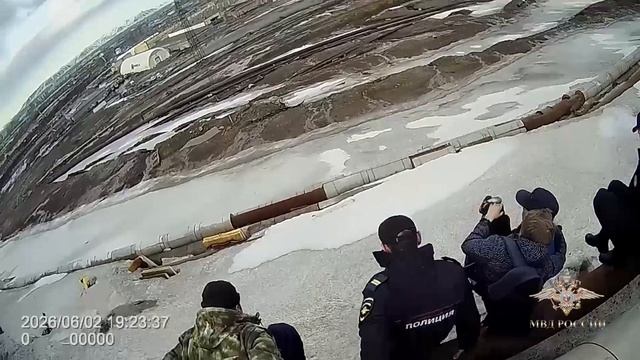 Красноярские полицейские помогли эвакуировать подростков, пострадавших от нападения стаи собак