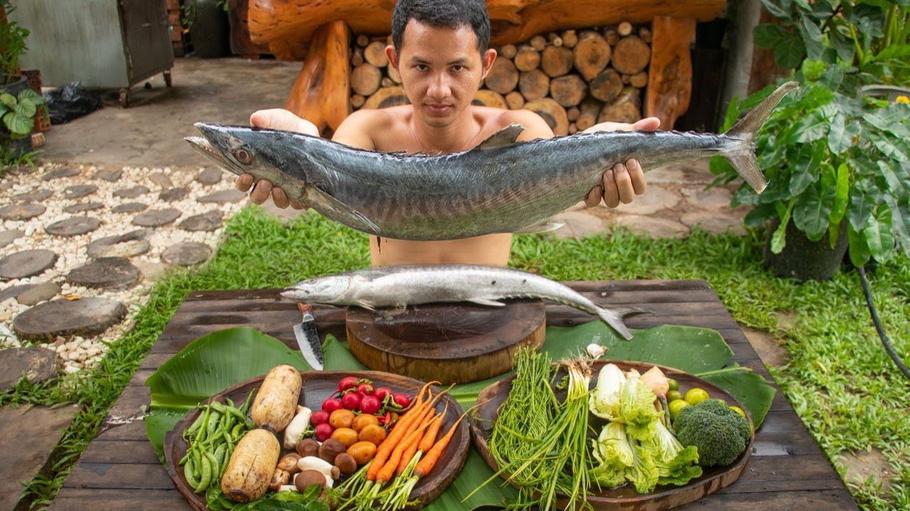 Крупная морская рыба на пару со свежими овощами - это очень вкусно