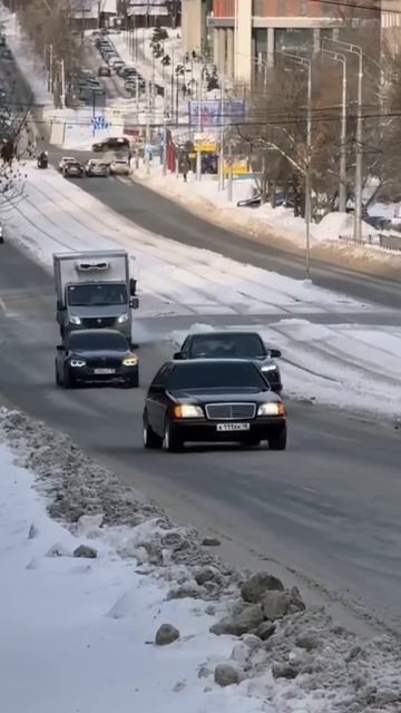 S500 _ W140 _ Кабан на фоне двух БМВ