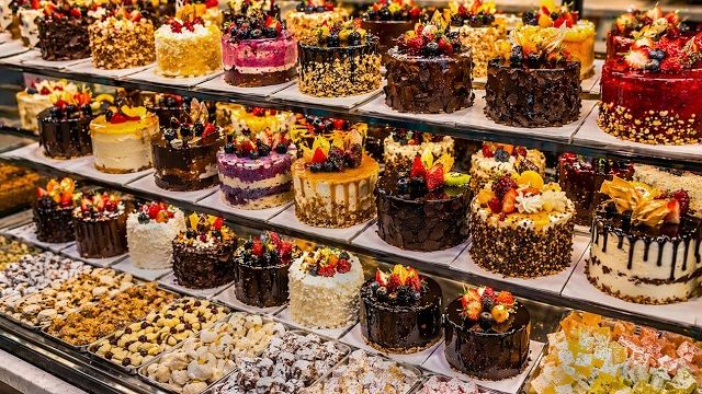 Сотни турецких десертов каждый день. Внутри кондитерской Измира