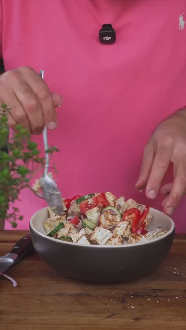 Салат с хрустящими баклажанами и ореховым соусом.