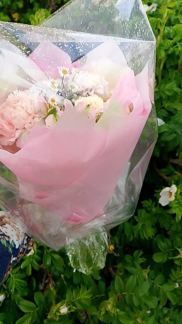 Курьер и букет из 5 видов цветов