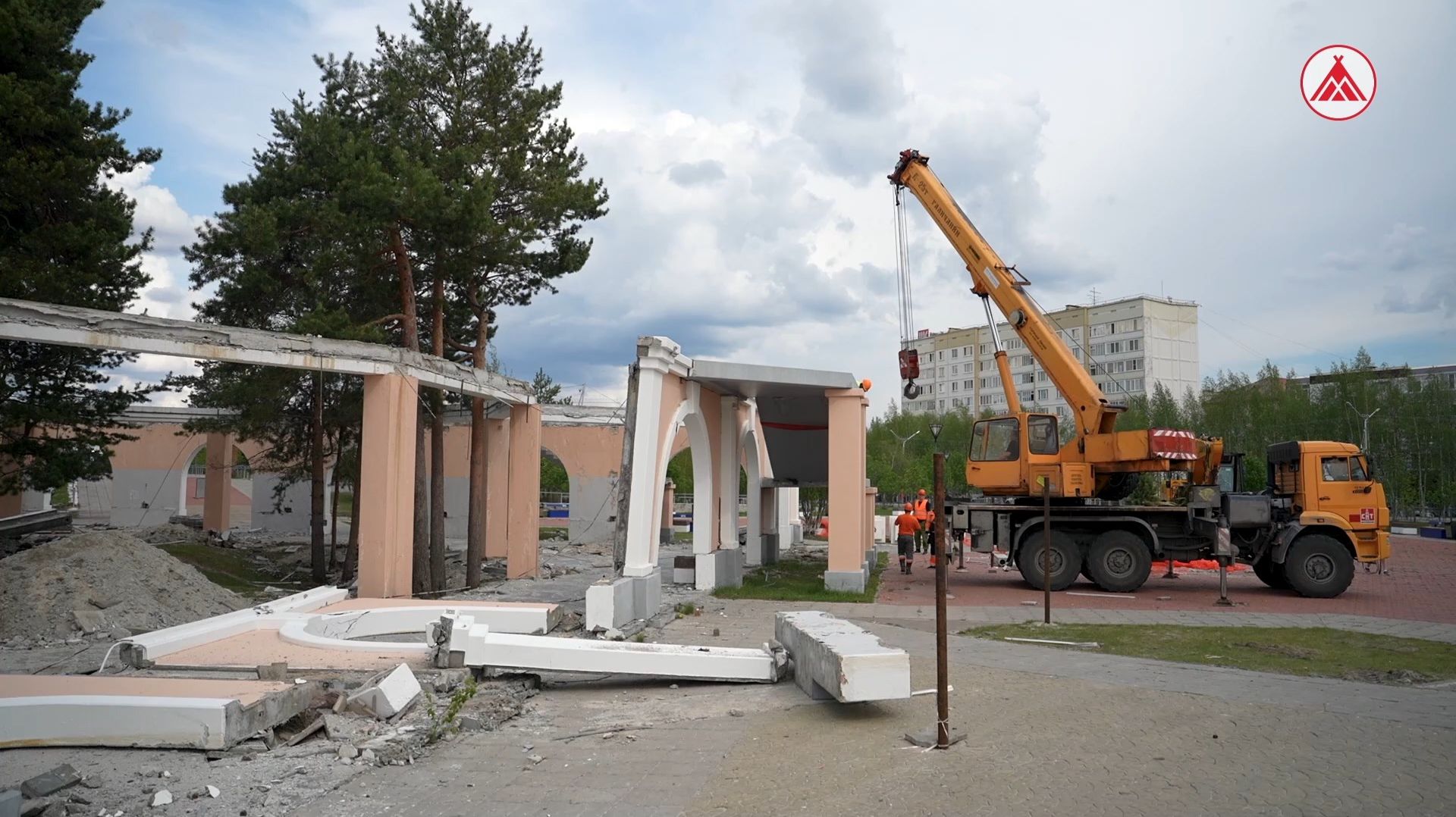 На Рябиновом бульваре в Когалыме демонтируют легендарную «Санта-Барбару»
