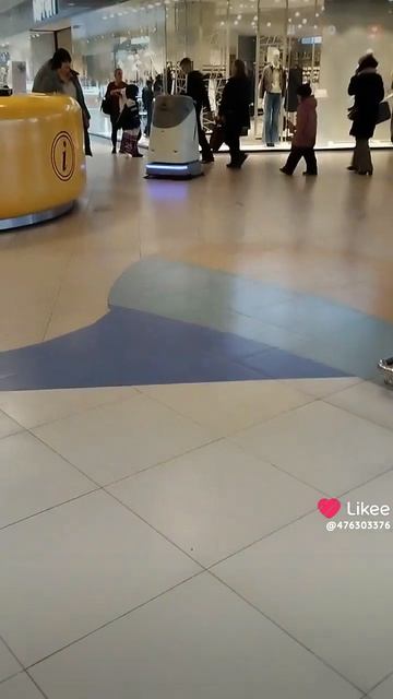 Робот мойщик в ТЦ