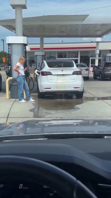 Заправка Tesla прошла успешно