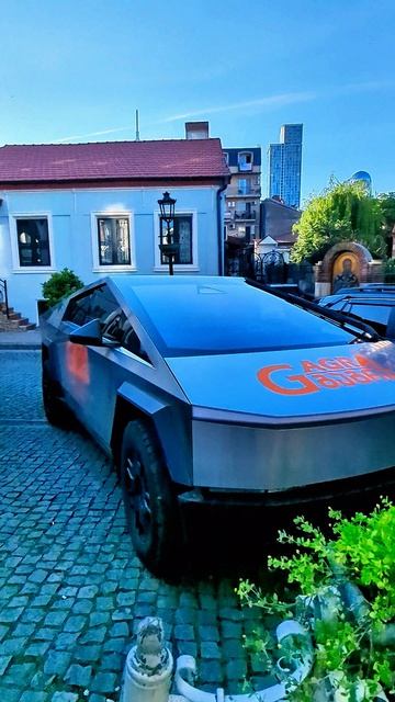 Грузия. Батуми. Tesla Cybertruck у площади Пьяцца