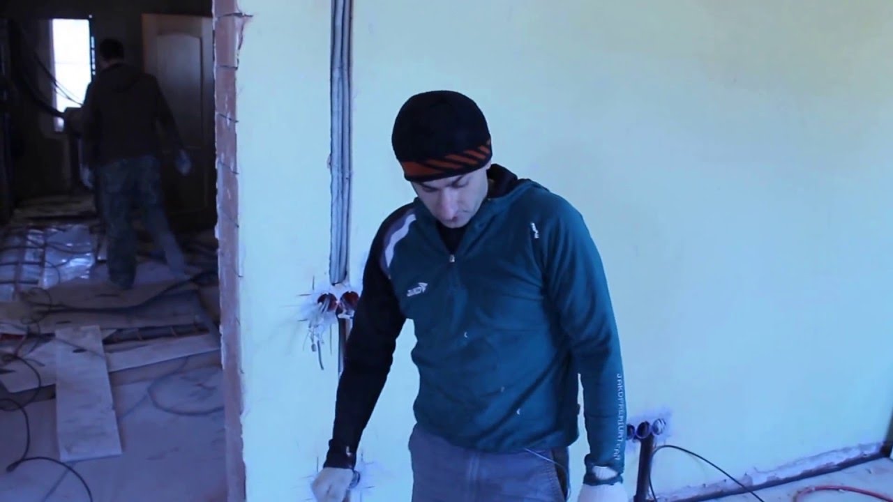 Нужно ли укладывать провода в гофре?