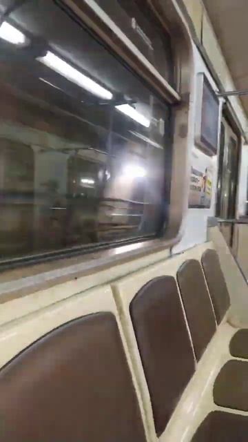 Станция метро Селигерская интерьер, поезда, пассажиры Москва, Светло-зелёная Линия Фрагмент 2