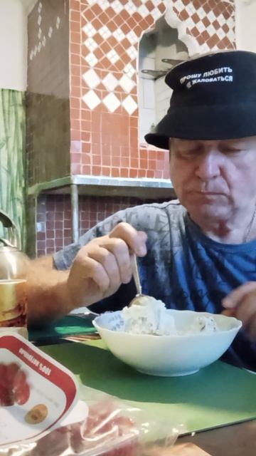 На ужин чай и творог со сметаной и кизилом. Приятного всем аппетита.