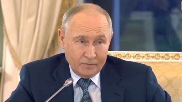 Для того чтобы начать переговоры, нет необходимости приостанавливать боевые действия, заявил Путин.