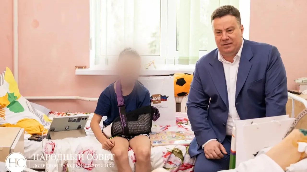 Константин Кузьмин навестил детей в травматологии