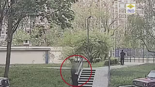 Оперативники ЦАО задержали сообщников аферистов, завладевших деньгами и слитком золота весом 1 кг