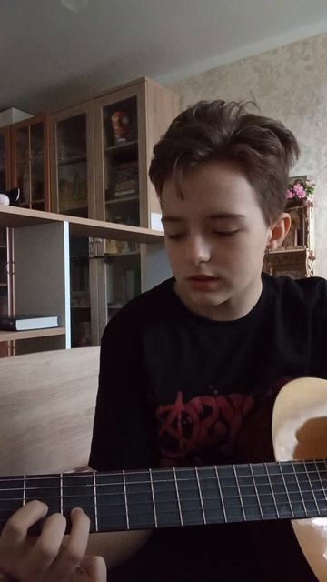Игранькаю на гитарке Виктора Цоя✨