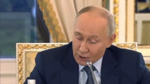 Что скажете Зеленск,если сядете с ним за стол переговоров? Путин:Слава Богу, что это все закончилось