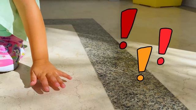 Он утонет или всплывет? Алиса тестирует розовые игрушки в бассейне!