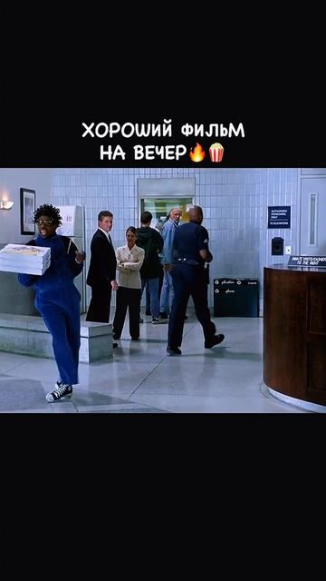 Кормит полицейских 😂