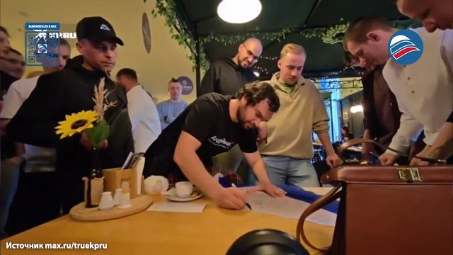 Около 500 Андреев устроили масштабную вечеринку и спели песню Аллегровой В Петербурге