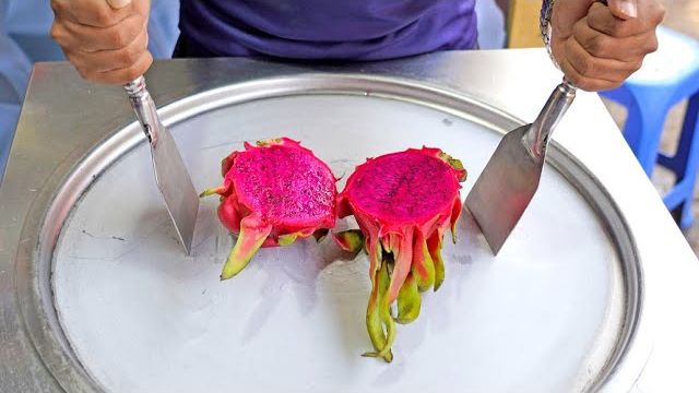 Мороженое в виде рулета, приготовленное из красного драконьего фрукта