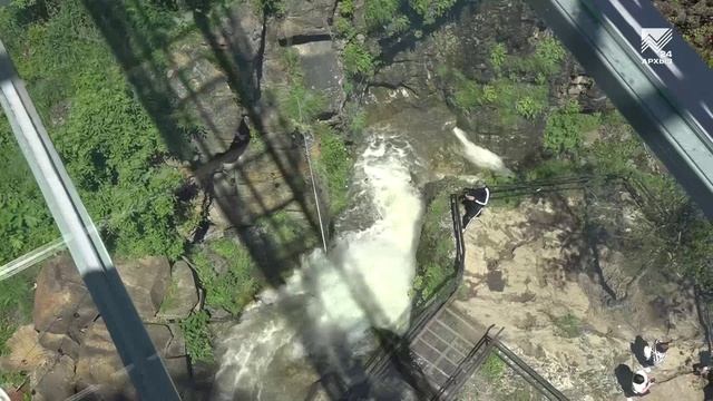 Стеклянный мост протянули через пропасть на Медовых водопадах