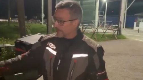 Ставропольские полицейские помогли оставшемуся без бензина мотопутешественнику из Сербии
