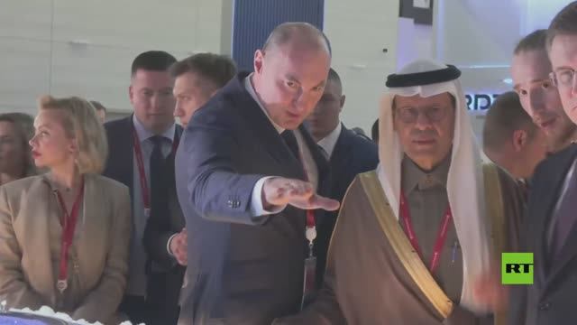 وزير الطاقة السعودي يزور أجنحة منتدى بطرسبورغ الاقتصادي