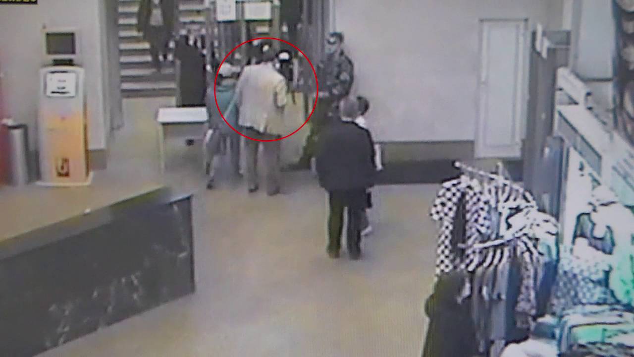 Депутат Шингаркин не желает проходить через рамку металлоискателя