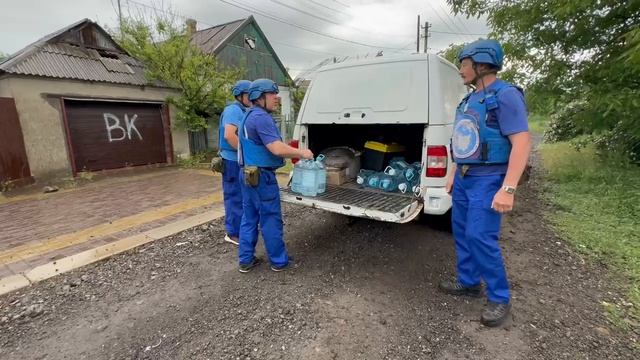 Добровольцы гумкорпуса Югры привезли воду жительнице Курахово