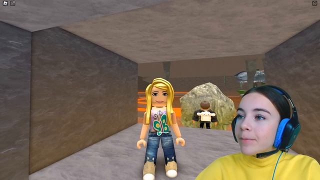 ПОБЕГ ОТ ОГРОМНОЙ ЗМЕИ в ROBLOX!
