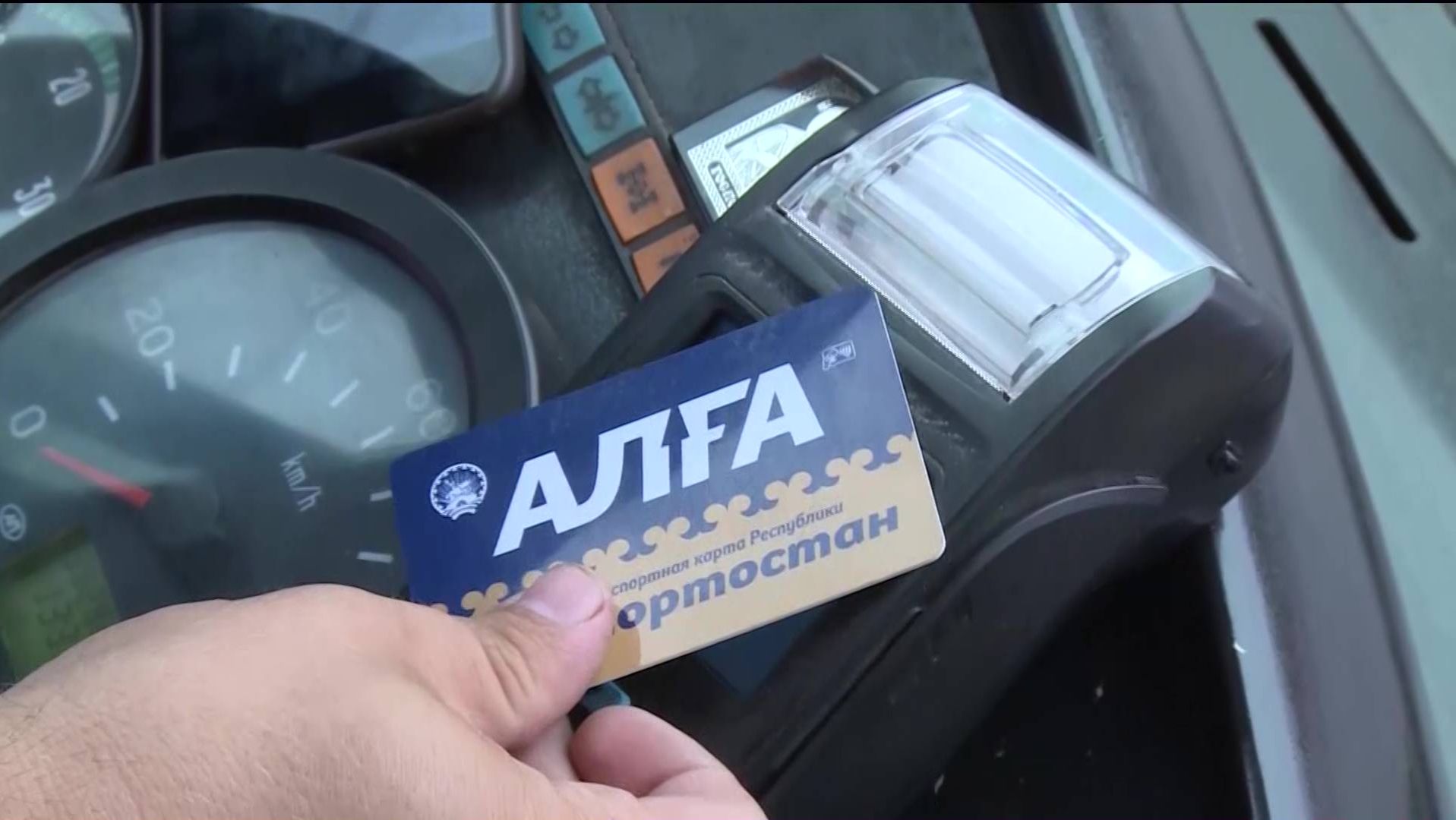 В Уфе начнут наказывать водителей автобусов за отказ принимать оплату картой