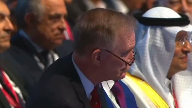 «Спасибо вам за привет из Вашингтона, передавайте ответную шайбу президенту Трампу».

Владимир ...