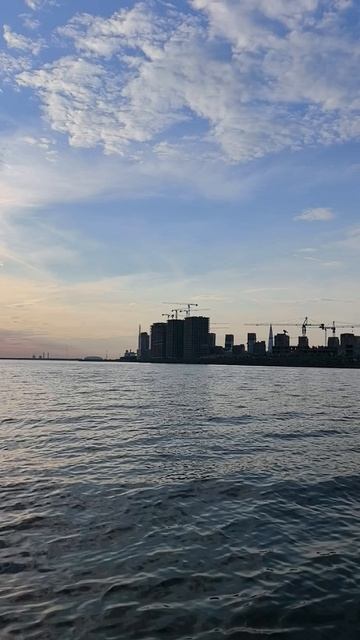 в 2021 году я снимал Намыв Васильевского острова с квадрокоптера, сейчас с воды