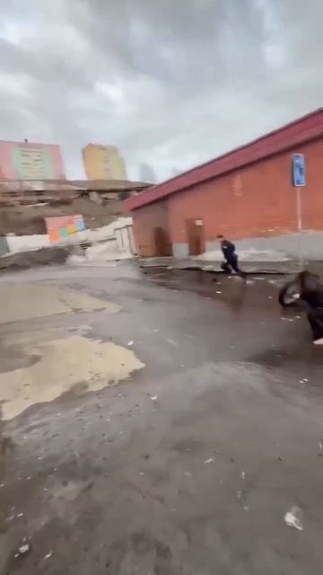GTA из Норильска: подростки на мотоцикле уходили от погони, сбили женщину и попытались скрыться.

От