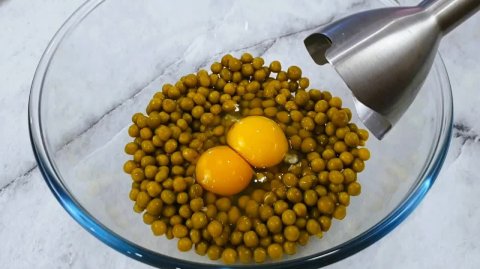 Вместо МЯСА покупаю ГОРОШЕК! Просто взбиваю его с яйцами и готовлю сытный ужин на сковороде