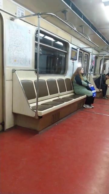 Станция метро Селигерская интерьер, поезда, пассажиры Москва, Светло-зелёная Линия Фрагмент 6